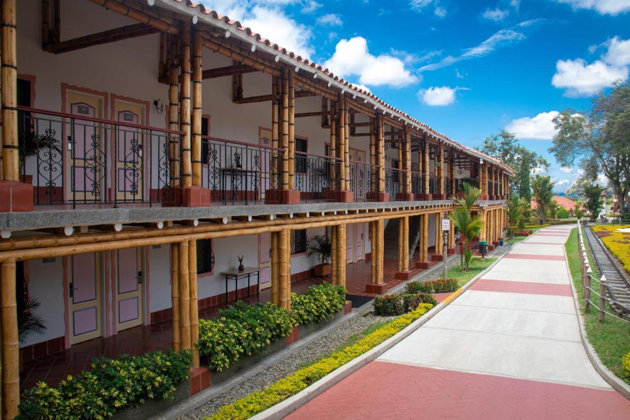 Hotel Campestre Las Camelias ปูเอโบล ตาเปา ภายนอก รูปภาพ